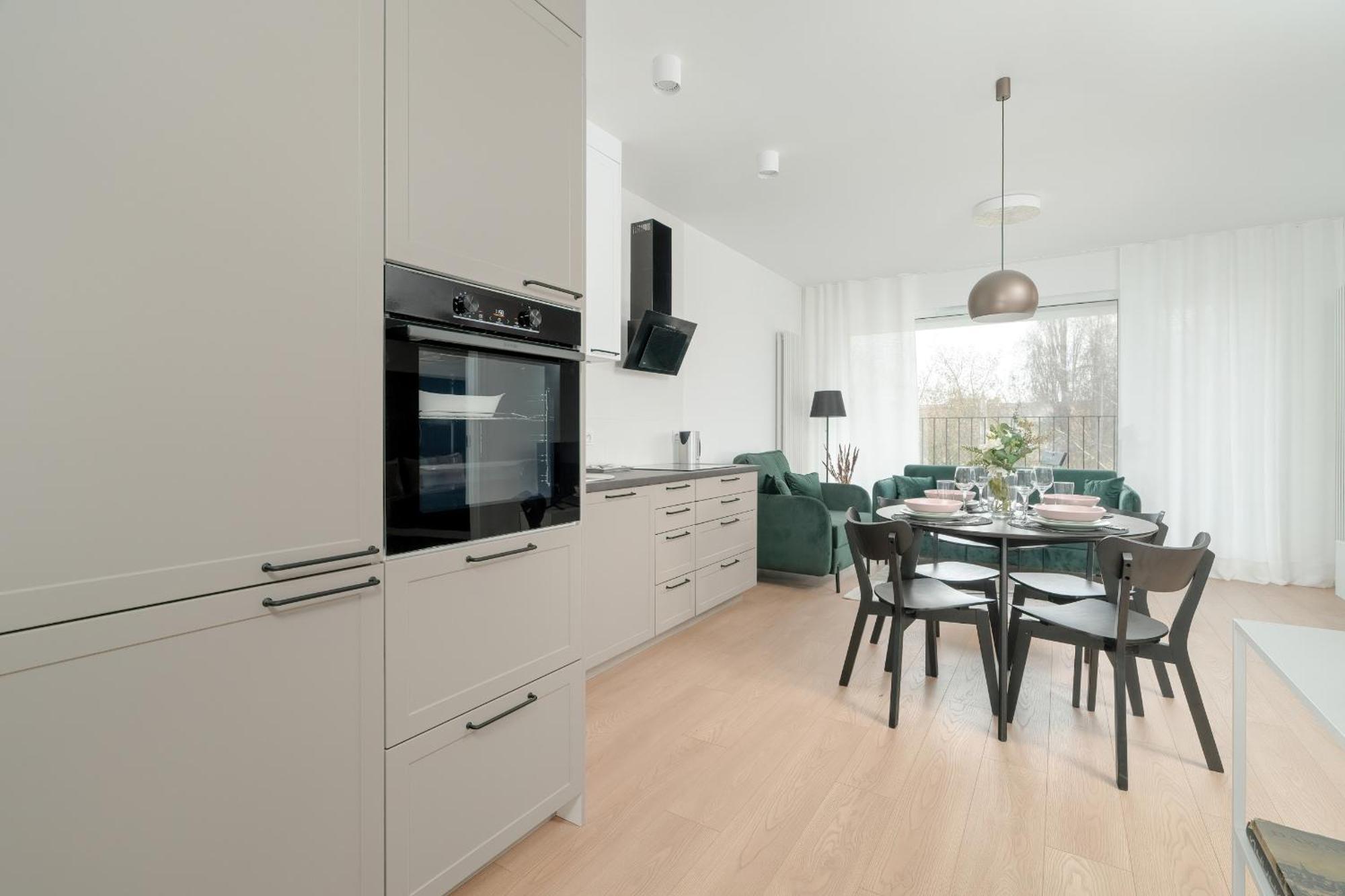 Spacious Apartment With Balcony By Rent Like Home Poznań Buitenkant foto